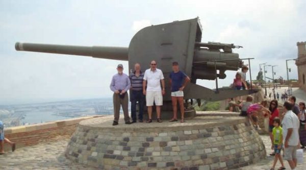 Foto dels components EG3SHF, amb els canons del Castell