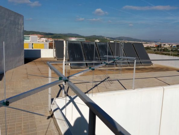 Antena VHF ja muntada a l'espera d'instal·lar el mastil (22 nov 2017)