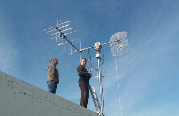 Instal·lant l'antena en el mastil, EA3FUZ i EA3BTZ