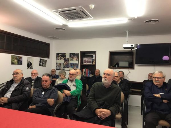 gente sentada escuchando 