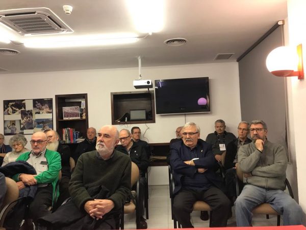 gente sentada escuchando