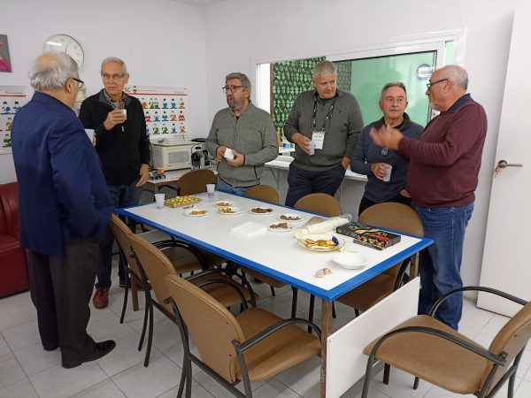 gente en el acto entrega botones