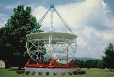 Radiotelescopi original de 31 peus de Grote Reber. Crèdit: NRAO/AUI/NSF